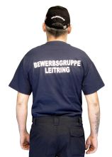 T-Shirt mit Beschriftung BEWERBSGRUPPE und ON 3,5 cm/Zeile am Rücken