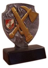 Korpsabzeichen auf Sockel mit Strahlrohr und Hacke gekreuzt 9,5 cm
